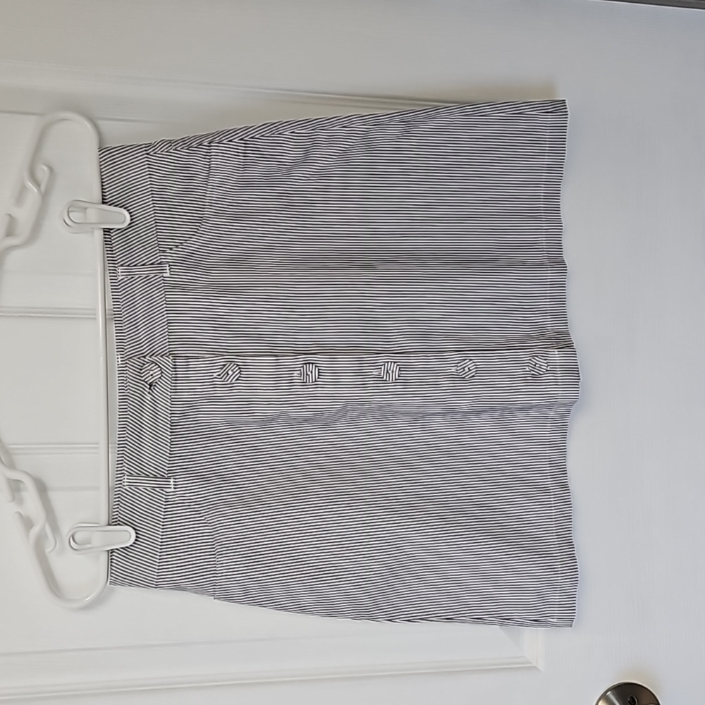 Forever 21 mini skirt button closure
